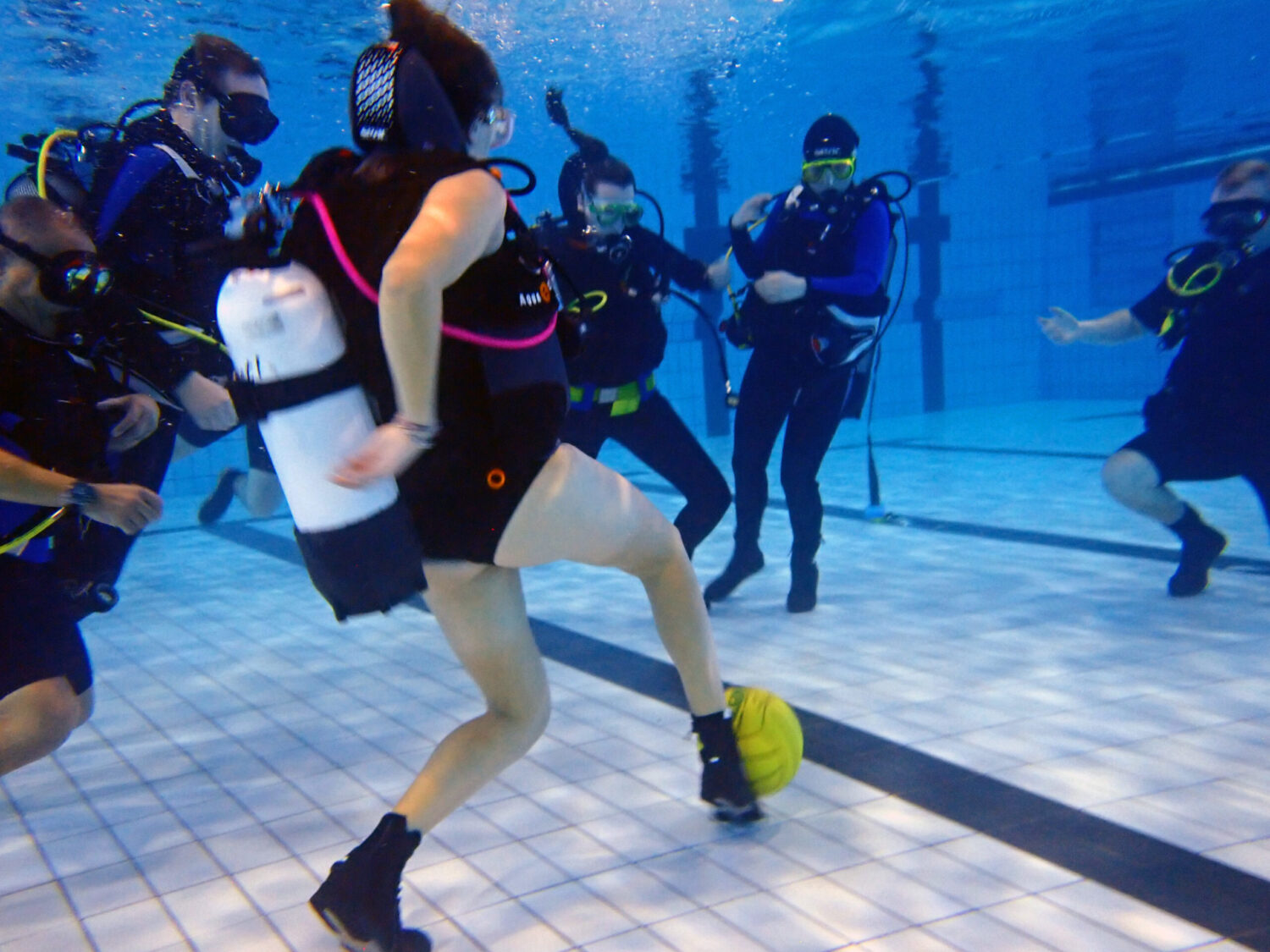 Laatste 'zwembad' van het jaar: Onderwatervoetbal